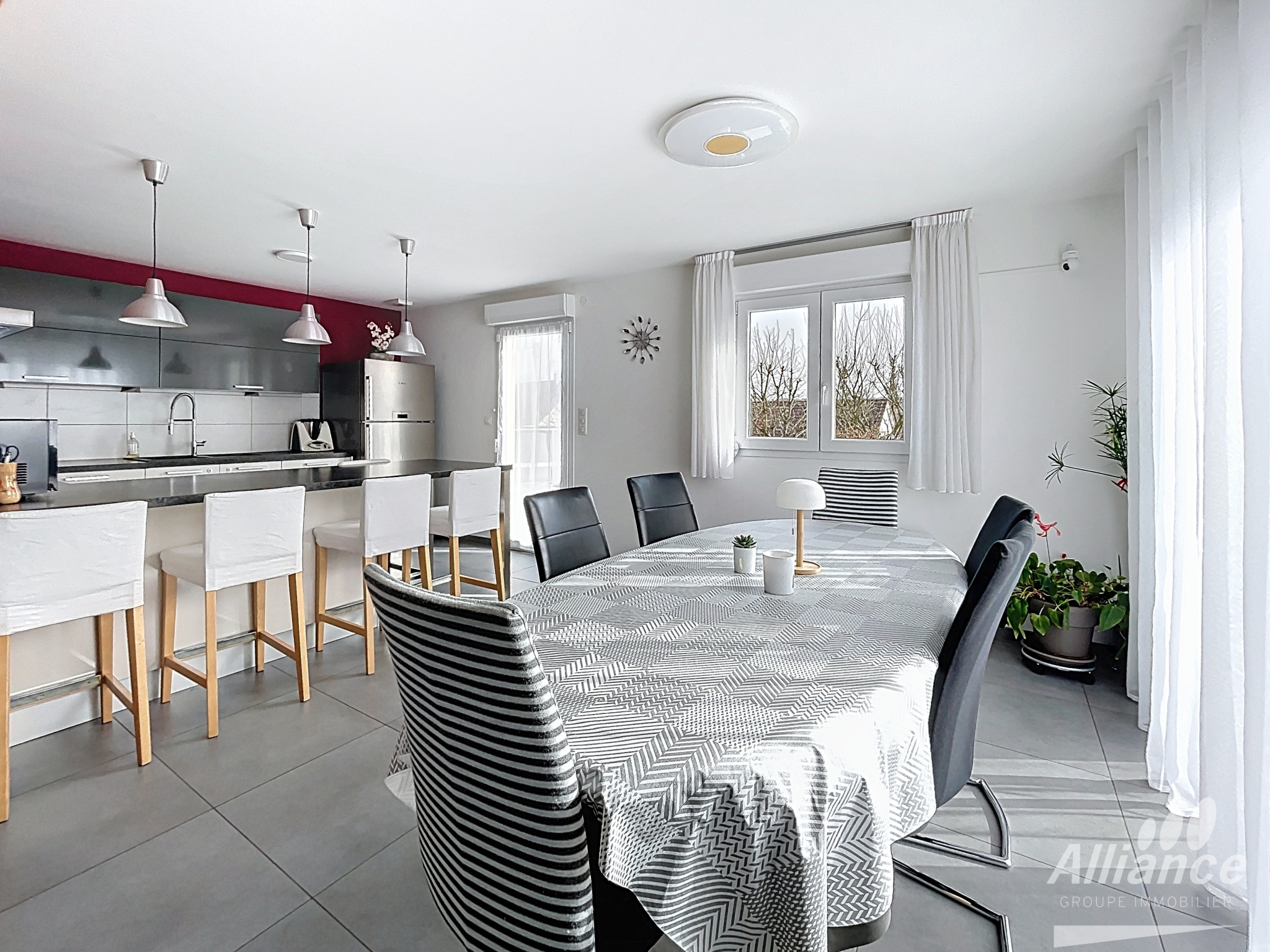 Belle maison clé en main avec grande pièce de vie et jardin