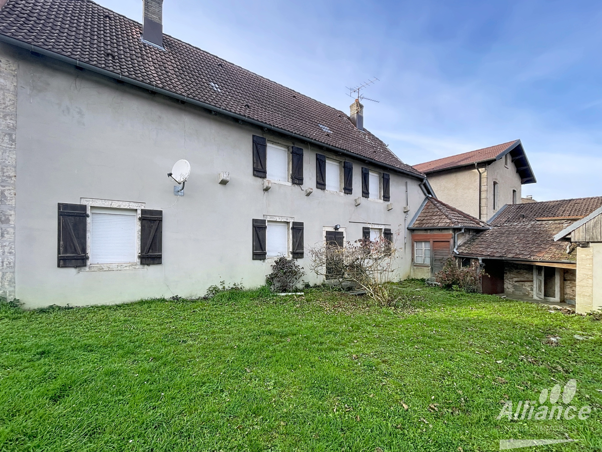 Maison ancienne de 188 m2   Charme, volumes et fort potentie