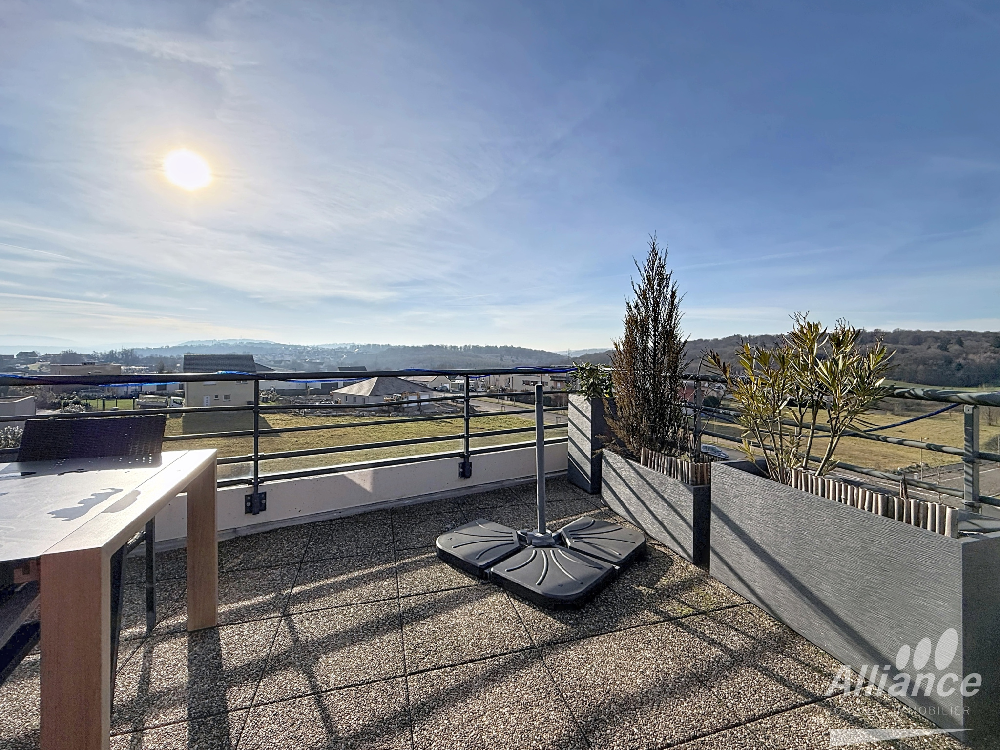 APPARTEMENT T4 EN ATTIQUE- TERRASSE PANORAMIQUE- RESIDENCE D