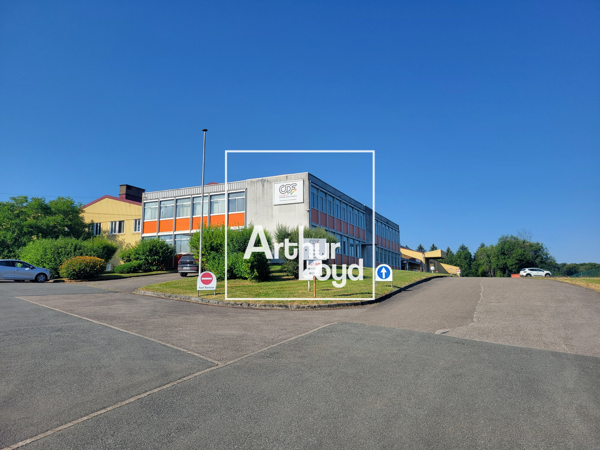 Ensemble immobilier d&rsquo;env 7 000m2 à Dampierre-Les-Bois