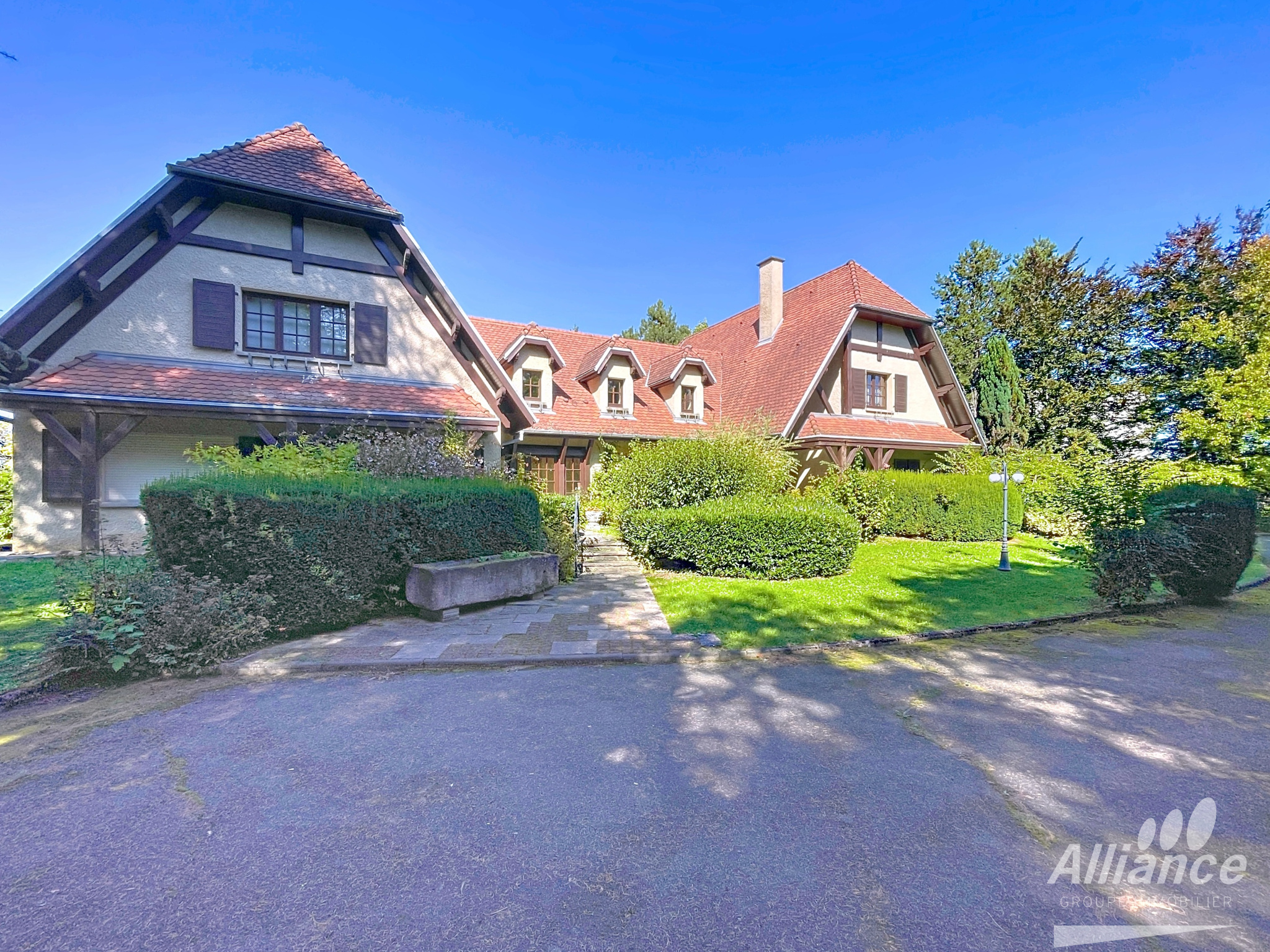 Propriété proche Montbèliard de 455 m2 sur un terrain de 5 0