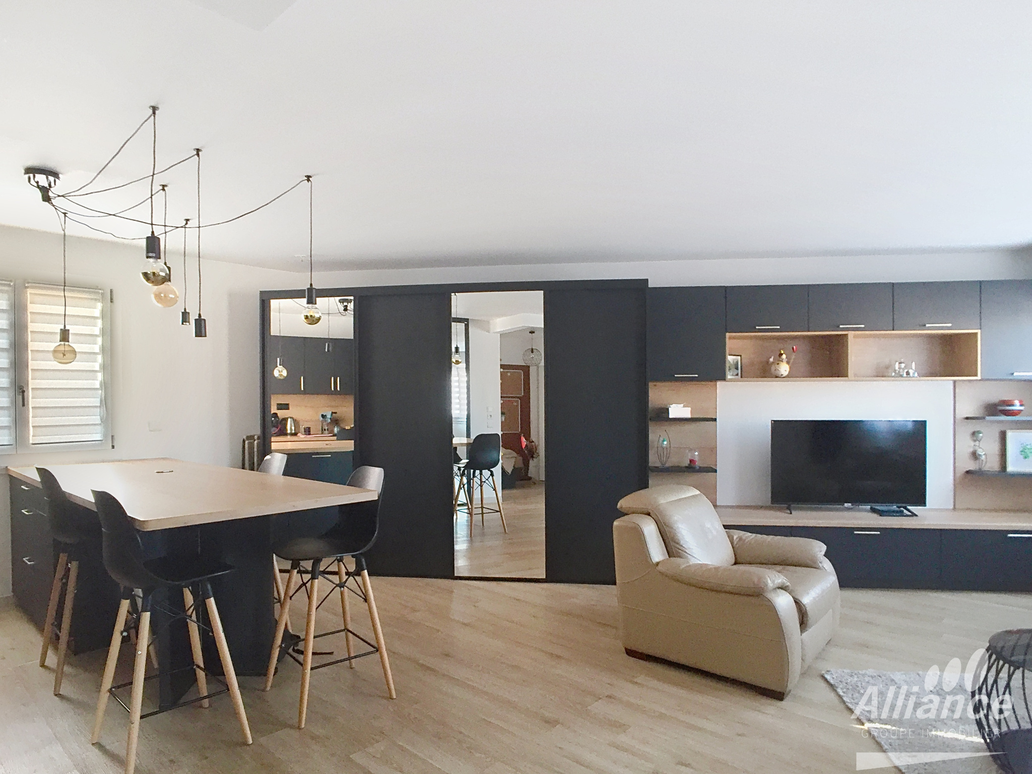 F2 MEUBLE DE STANDING  800 euros dont 150 euros de charges