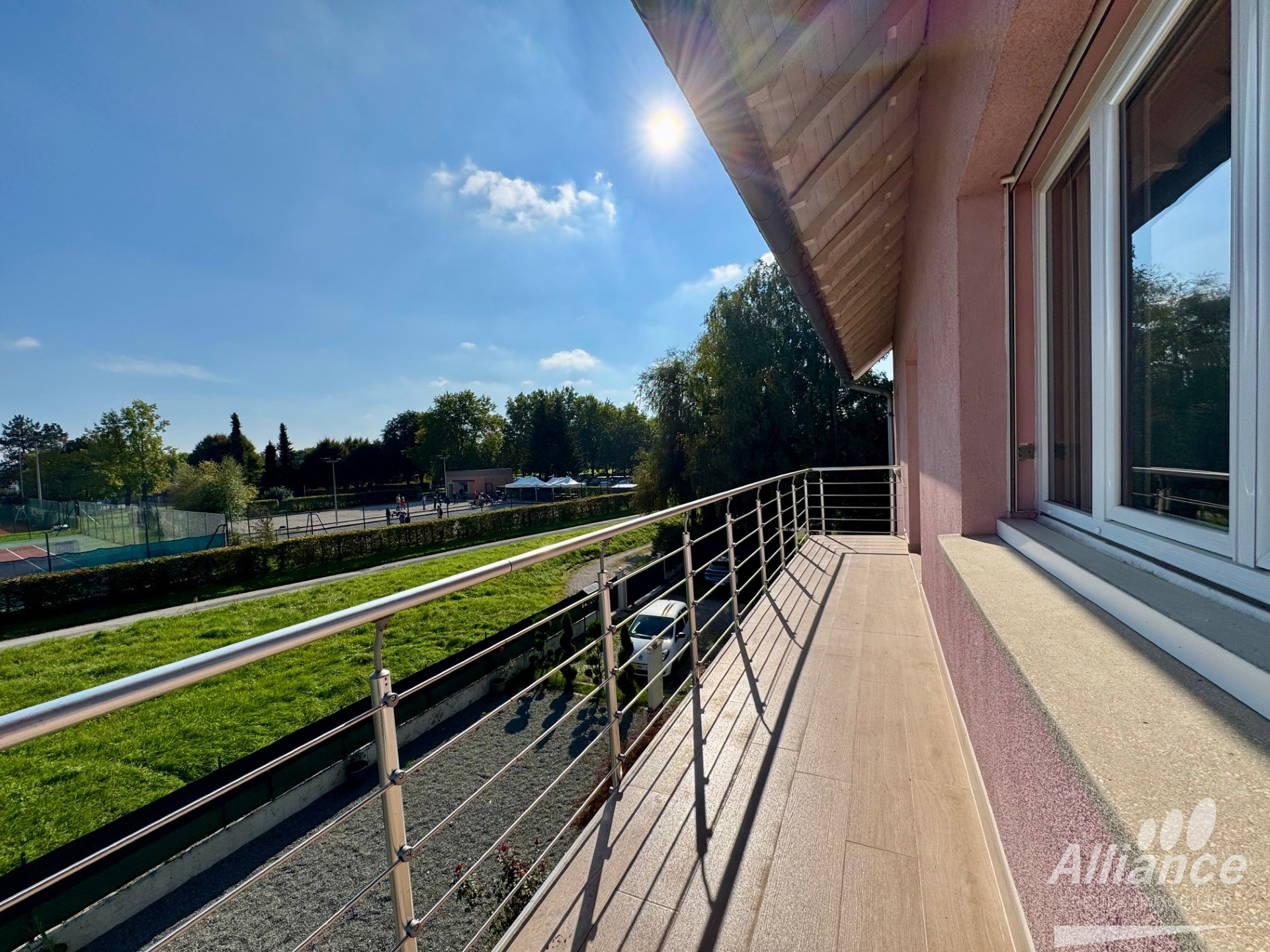 Appartement de standing avec jardin privatif, garage et park