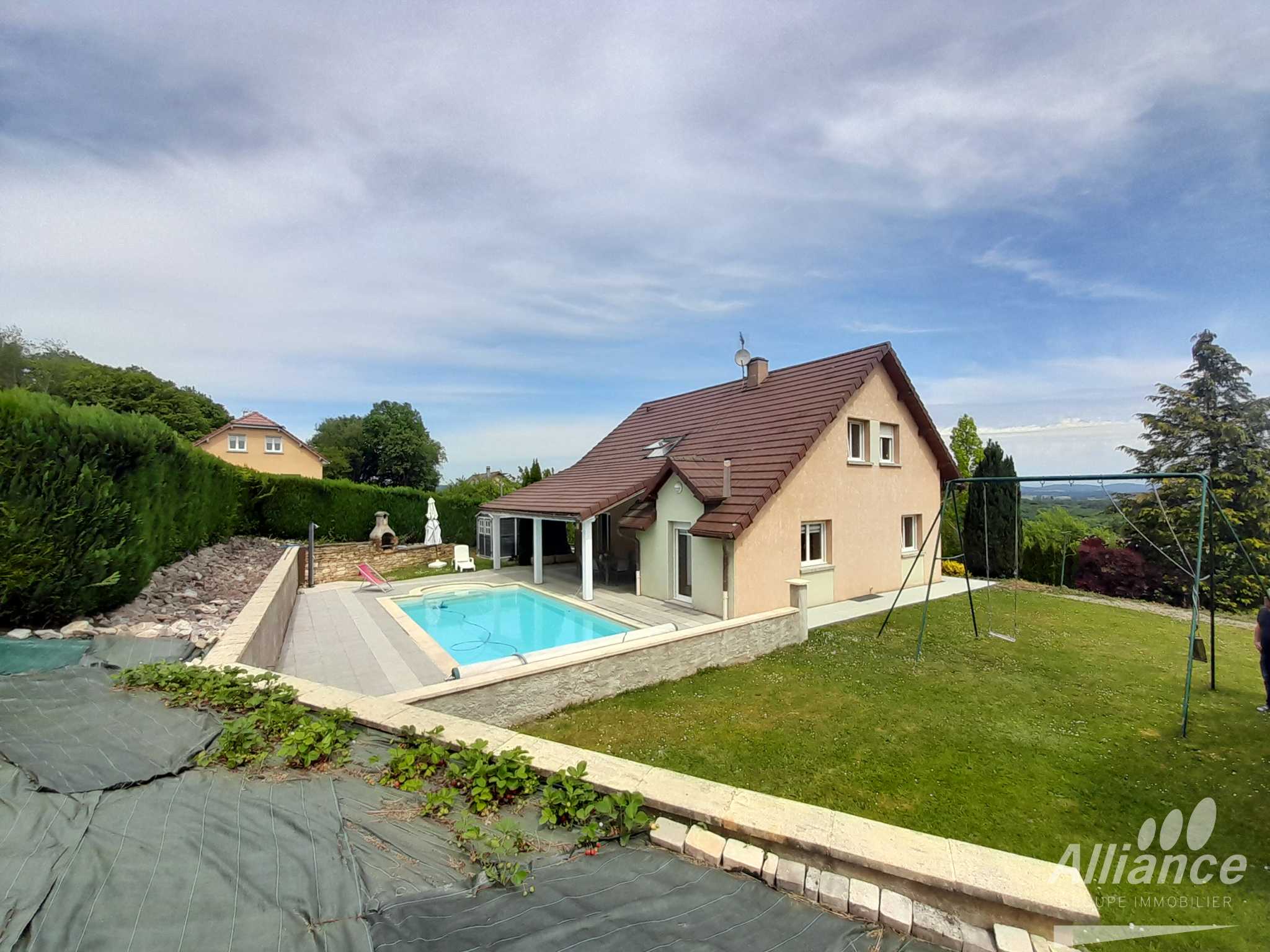 Maison familiale de 137.50 m2 avec piscine   Environnement c