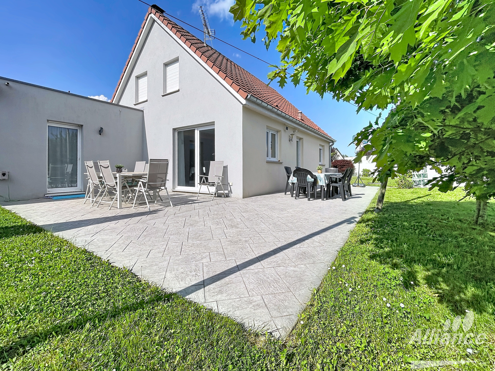 Belle maison clé en main avec grande pièce de vie et jardin