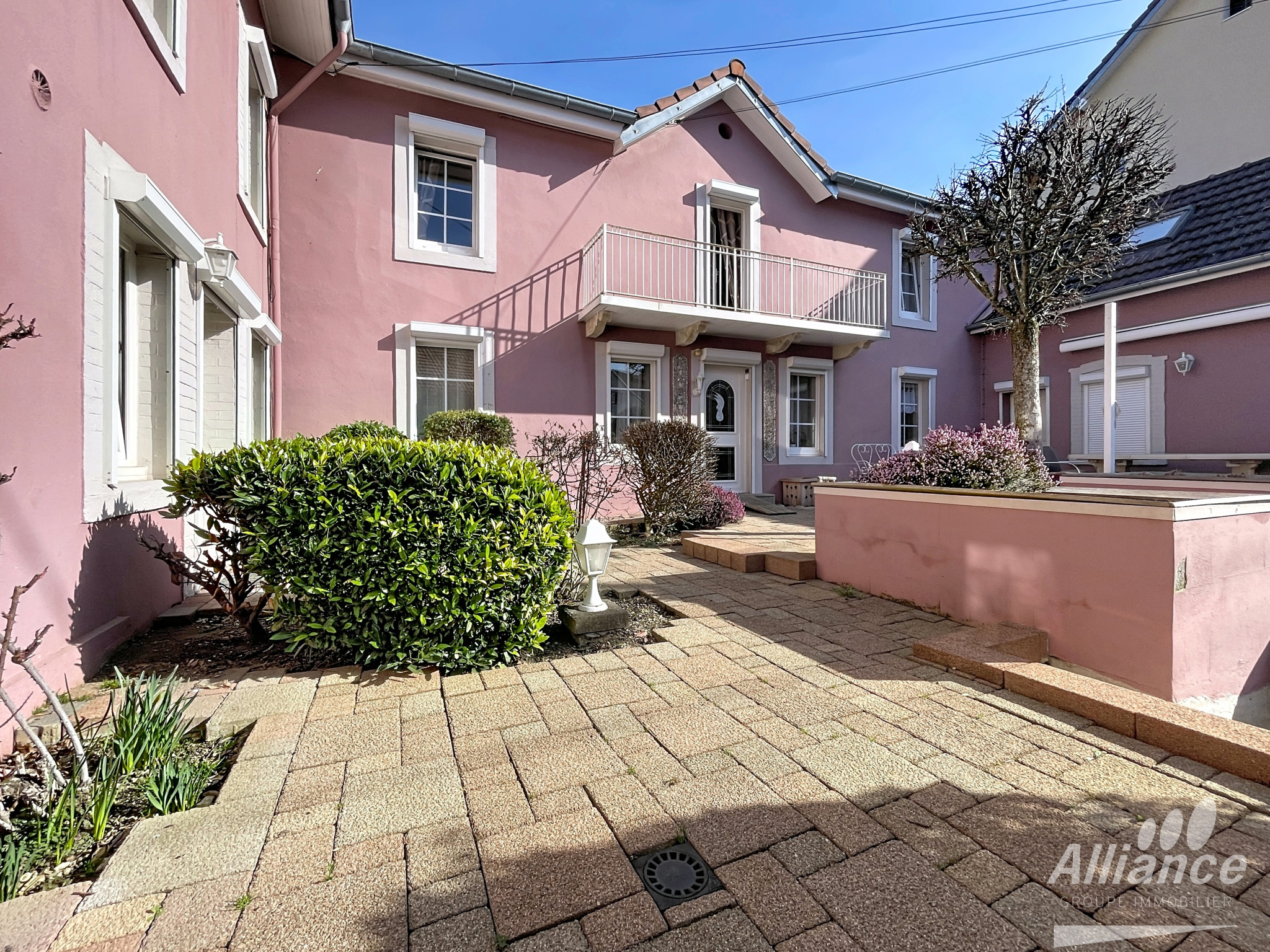 Maison familiale avec logement indépendant   Secteur calme