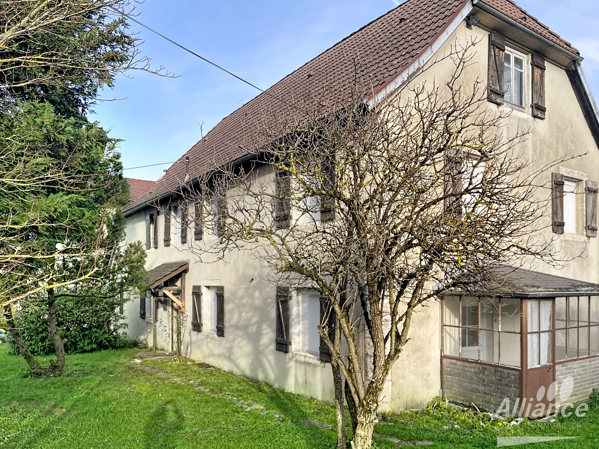 Maison ancienne de 188 m2   Charme, volumes et fort potentie