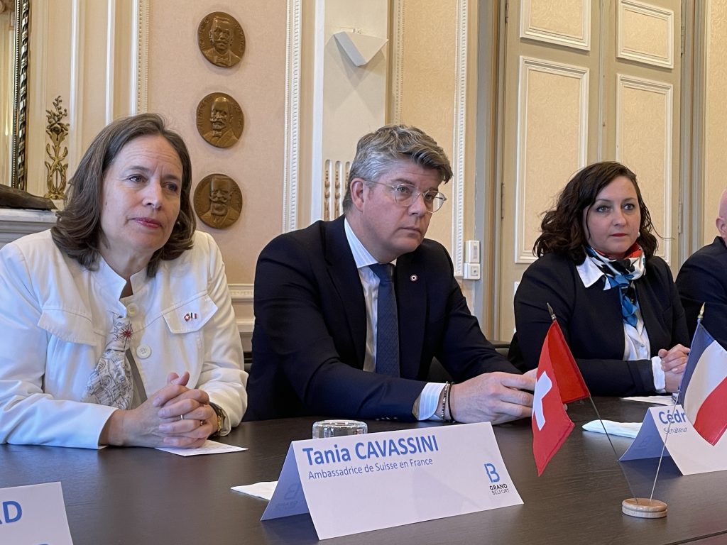De gauche à droite, Tania Cavassini, ambassadrice de Suisse en France, Cédric Perrin, sénateur du Territoire de Belfort, et Marie-Anne Tharin, conseillère municipale déléguée aux relations internationales.