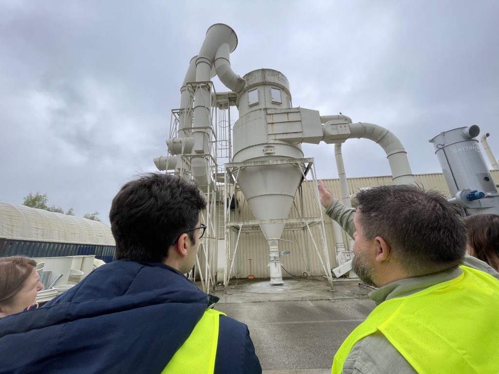 Mickael Poirot, directeur du site de Cattinair à Luxeuil, présente le site de production à Jean-Victor Roux, secrétaire général adjoint de la préfecture de Haute-Saône.