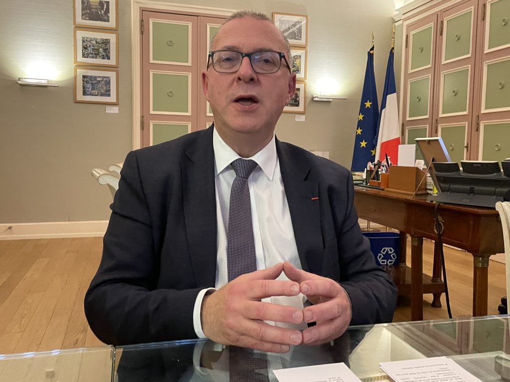Damien Meslot, dans son bureau à la mairie de Belfort, lors de l'annonce de sa candidature pour les municipales de mars 2026.