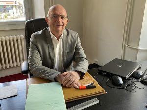 Gilles Lazar, le nouveau maire d'Héricourt dans son bureau à la mairie.