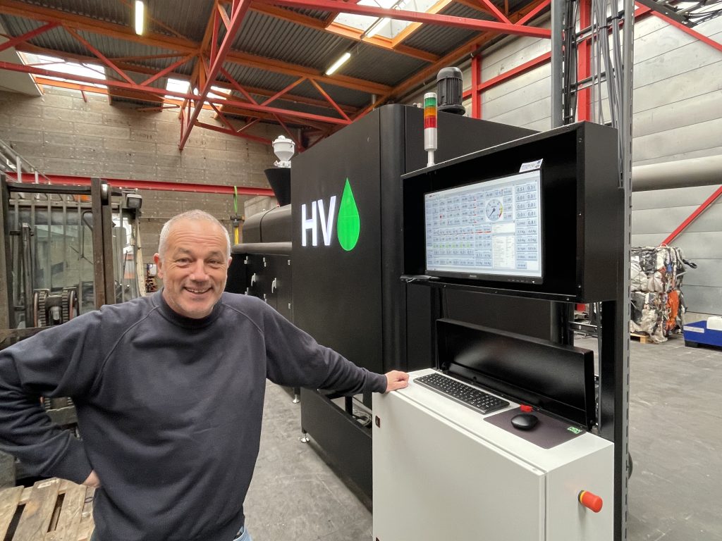 Claude Etique, dirigeant de la société HVO à Porrentruy, devant un dispositif que propose l'entreprise pour transformer des déchets plastiques en carburants.