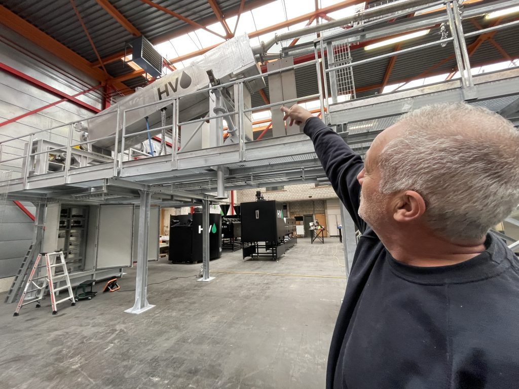 Claude Etique, dirigeant de la société HVO à Porrentruy, présente de dispositif que propose l'entreprise pour transformer des déchets plastiques en carburants.