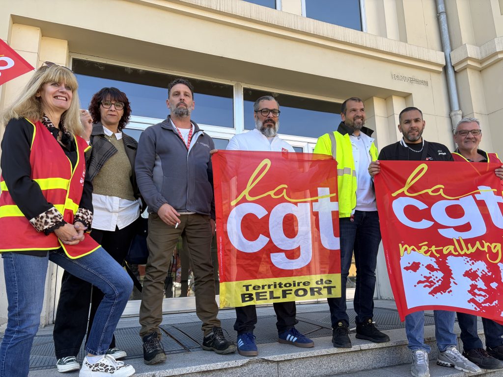 Les délégués syndicaux de la CGT devant la Maison du Peuple.