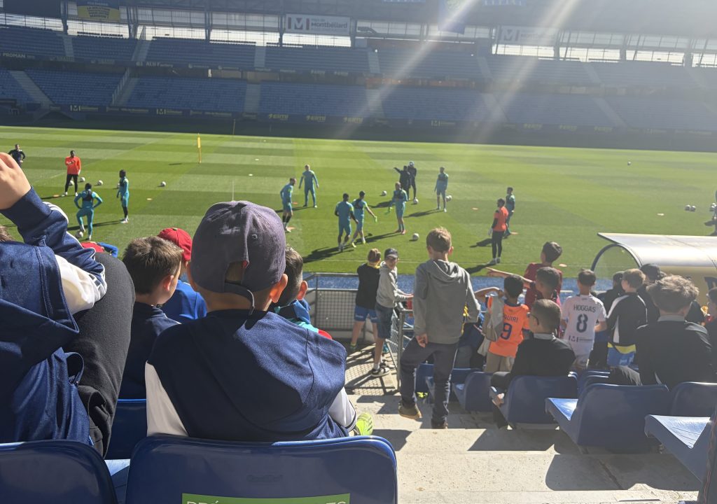 Les jeunes footballeurs spectateurs de l'entrainement du FCSM.