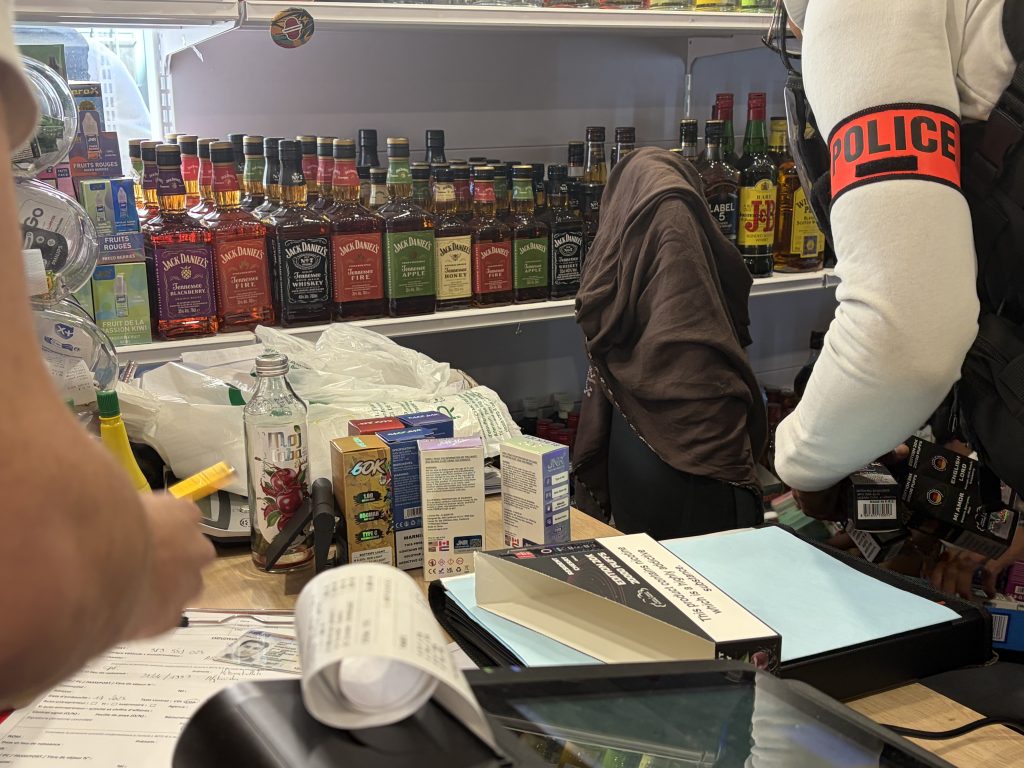 Une policière, rassemble les puffs cigarettes électroniques jetables, qui sont interdites à la vente.