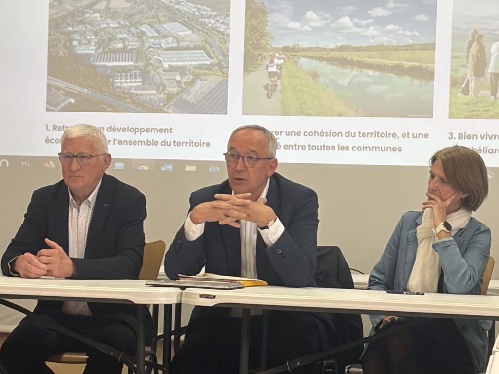 Marc Tirole (président du groupe Indépendants et solidaires et maire de Dampierre-les-Bois), Gilles Da Costa (élu à Montbéliard et candidat à la présidence de PMA) et Marie-Noëlle Biguinet (maire de Montbéliard).