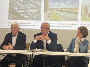 Marc Tirole (président du groupe Indépendants et solidaires et maire de Dampierre-les-Bois), Gilles Da Costa (élu à Montbéliard et candidat à la présidence de PMA) et Marie-Noëlle Biguinet (maire de Montbéliard).