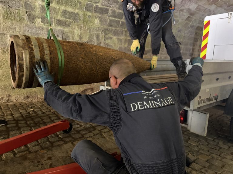 Les membres du Groupe de déminage en milieu périlleux et du Centre de déminage de Colmar transportent l'obus.