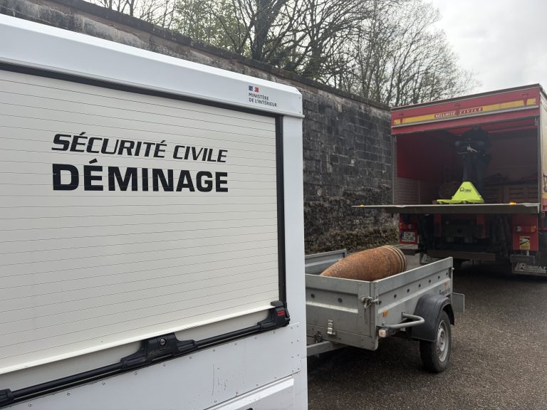 Les obus sont placés dans un camion en direction du site de dépollution en banlieue de Colmar.