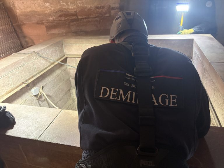 Les membres du Groupe de déminage en milieu périlleux sondent le fond du puits.