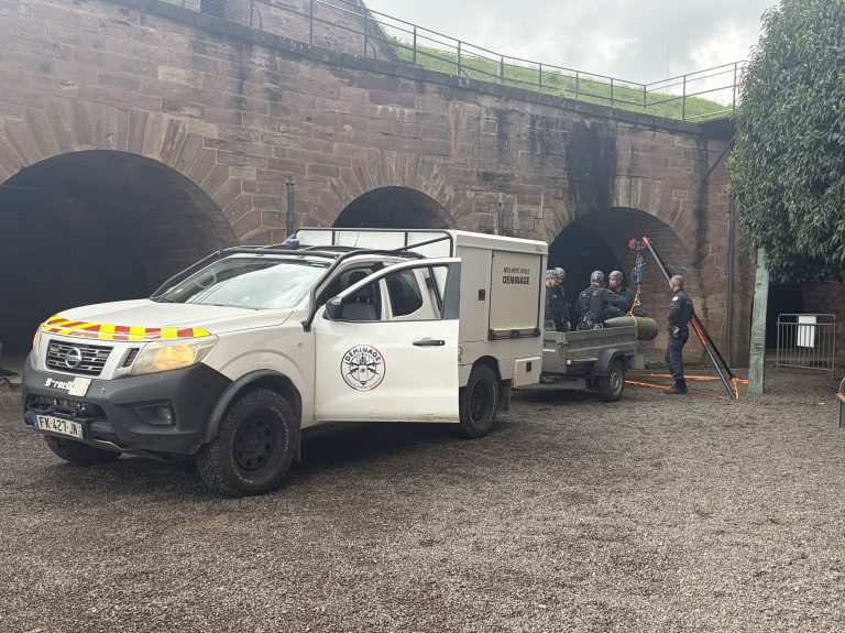 Les membres du Groupe de déminage en milieu périlleux se préparent pour descendre dans le puits.