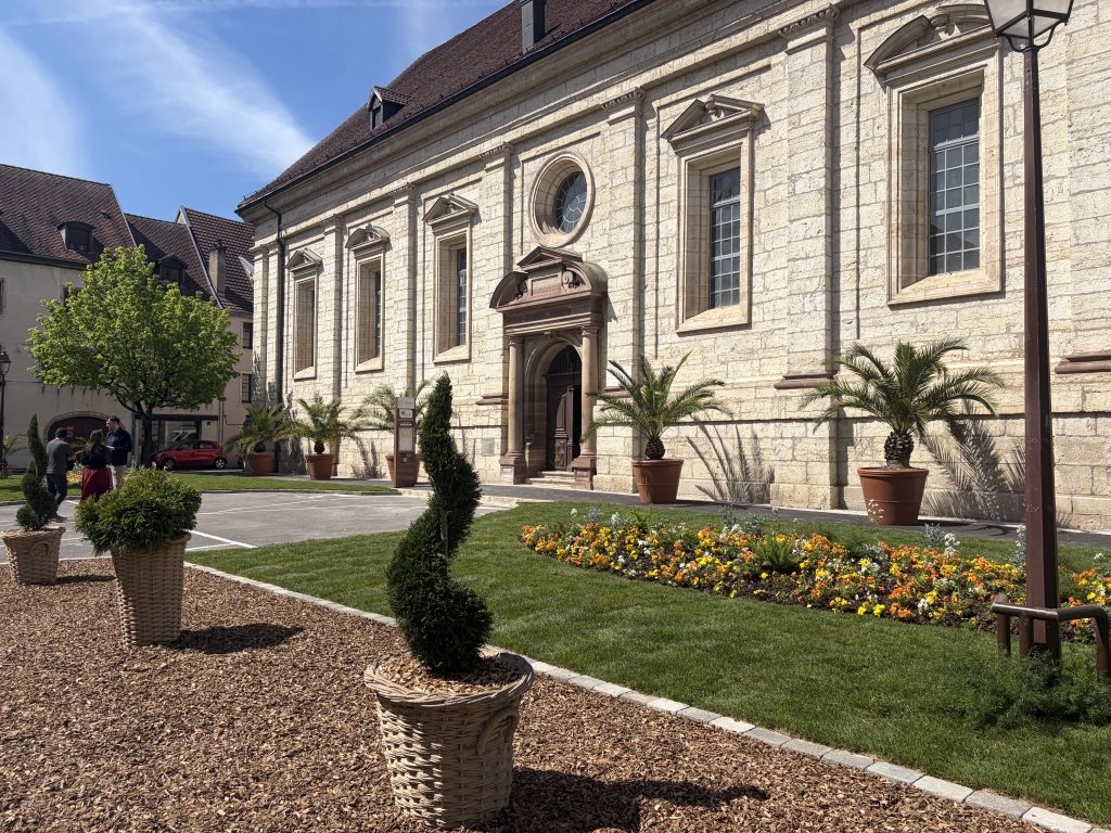 Parvis du temple Saint-Martin à Montbéliard.