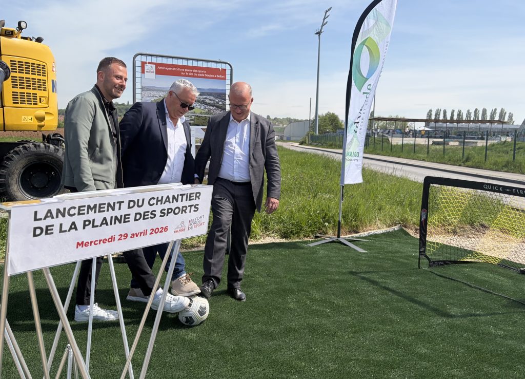 Ian Boucard, Jean-Paul Simon et Damien Meslot lancent le chantier de la plaine des sports à Belfort.