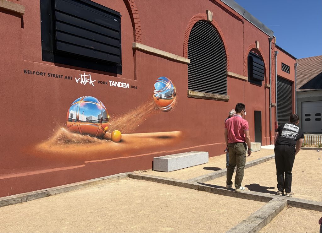 Les salariés du Techn'hom jouent à la pétanque sur la place.