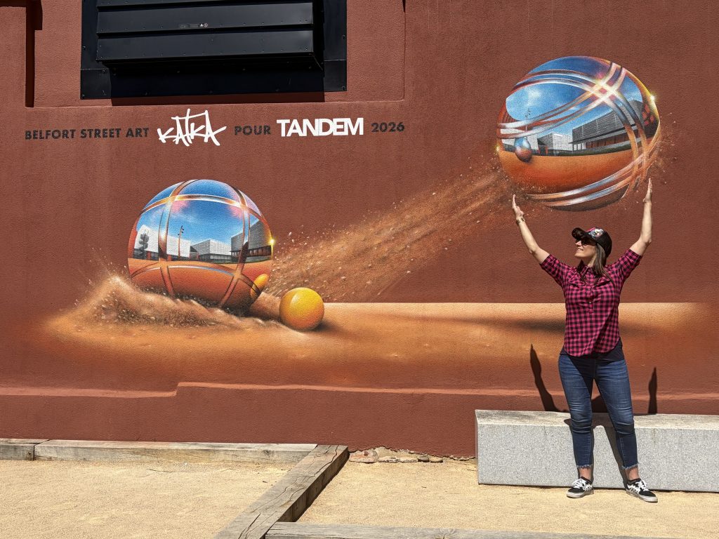 L'artiste Katka devant son oeuvre.