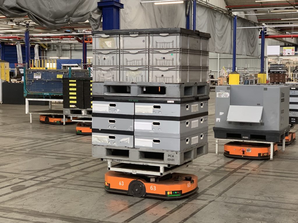 Une partie de la logistique de l'usine Stellantis de Sochaux est automatisée. Ces "butlers" peuvent porter jusqu'à 1 tonne de charge. L'usine en compte 180 unités.