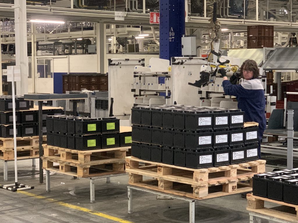 Des batteries destinées à la ligne de montage des Peugeot 3008 et 5008, à l'usine Stellantis de Sochaux.
