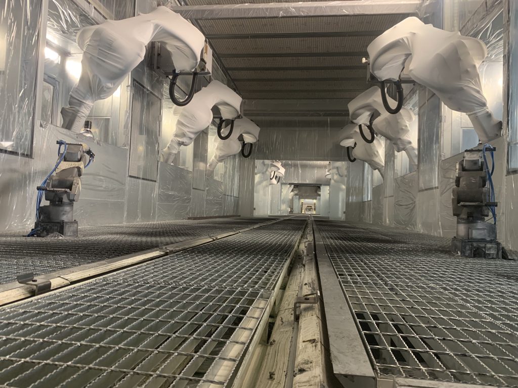 Cabine d'application de peinture de l'usine Stellantis de Sochaux, pour les laques, en cours de mise au point au printemps 2026.