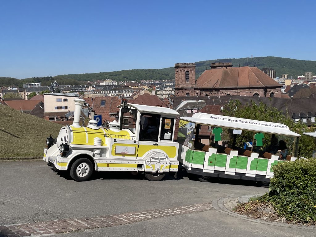 La train touristique de Belfort dans la montée vers la citadelle. | © Le Trois P.-Y.R.