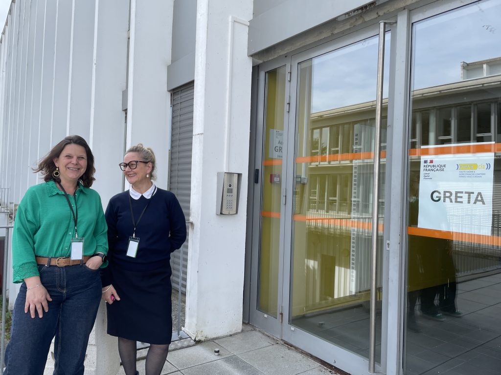 Virginie Taillard (à droite) responsable du site de Montbéliard du Greta, et Marie Dormois, assistante de direction et de formation, devant les nouveaux bâtiment du Greta à Montbéliard.
