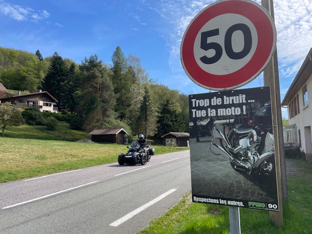 Un des panneaux pédagogiques mis en place à Lepuix, sur la route du Ballon d'Alsace, par la Fédération française des motards en colère.