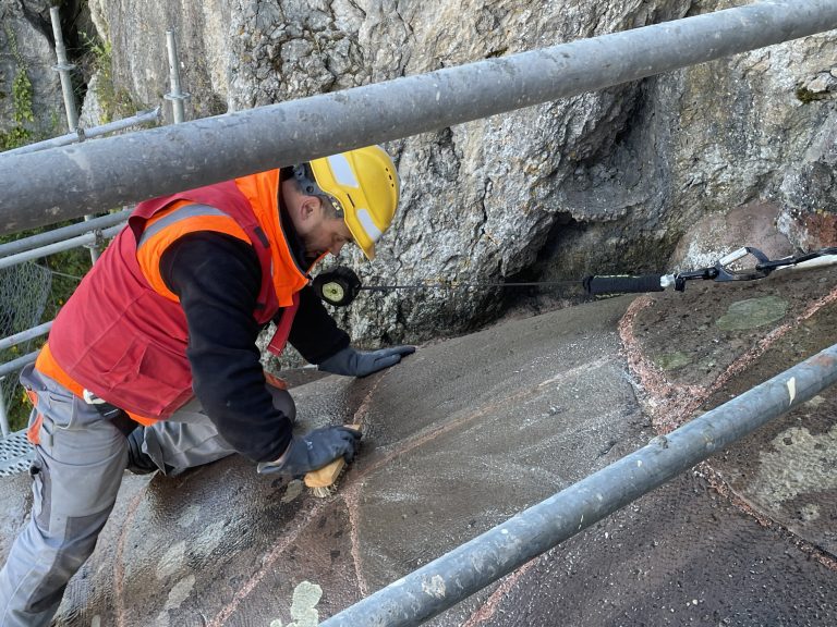 La roche est nettoyée à la brosse.