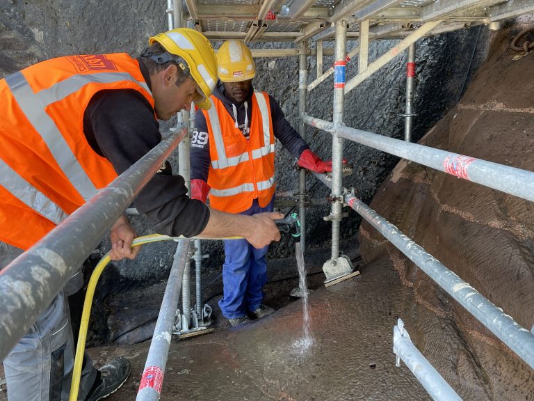 Un biocide à base d'huiles essentielles est utilisé pour nettoyer le grès rose sans l'altérer.