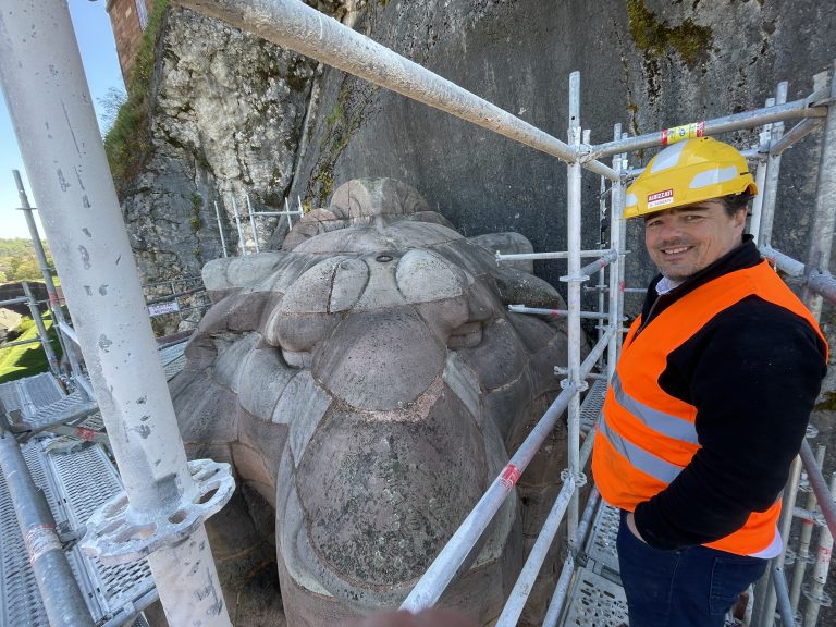 Jean-Louis Albizati, co-dirigeant de l'entreprise Albizzati, à côté de la tête du Lion.