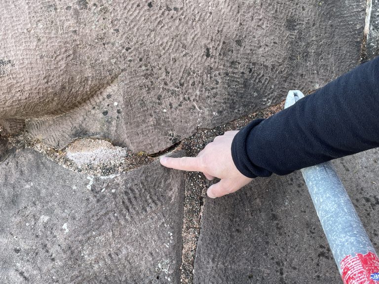 Certains joints entre les pierres de grès rose devront être refaits. | © Le Trois P.-Y.R.