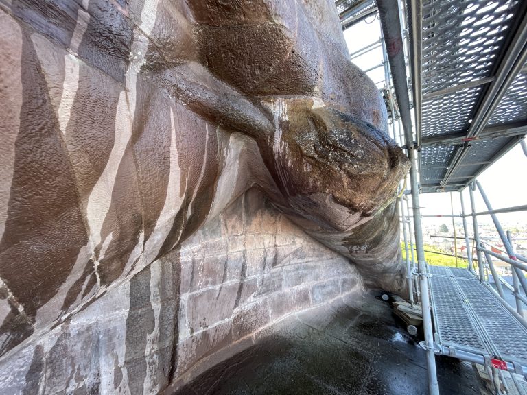 La patte avant du Lion et son ventre, derrière les échafaudages.