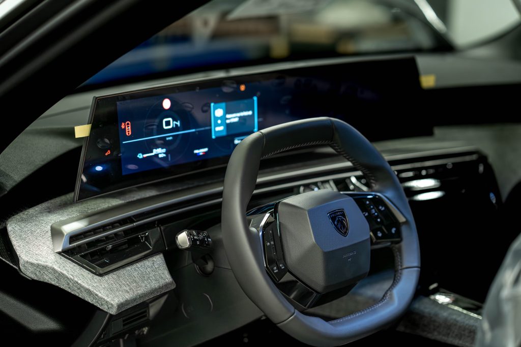Habitacle de la Peugeot 3008, fabriquée par Stellantis.