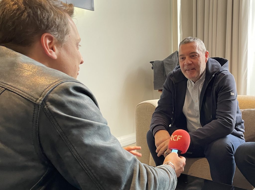 Le journaliste de RCF Belfort, Mickaël Dégardin, lors d'une interview dans les salon de l'Atria à Belfort.