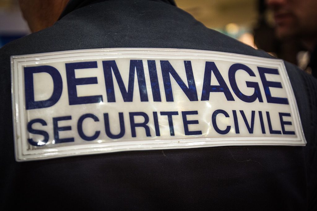 Équipe de déminage de la sécurité civile.