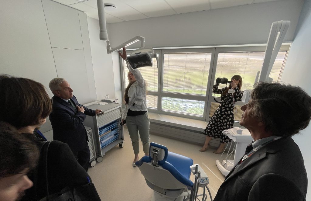 Le Dr Hélène Bigeard (au centre) présente les nouvelles installations dentaires de l'hôpital nord Franche-Comté au préfet (à gauche) sous les yeux du directeur de l'hôpital Pascal Mathis (à droite).