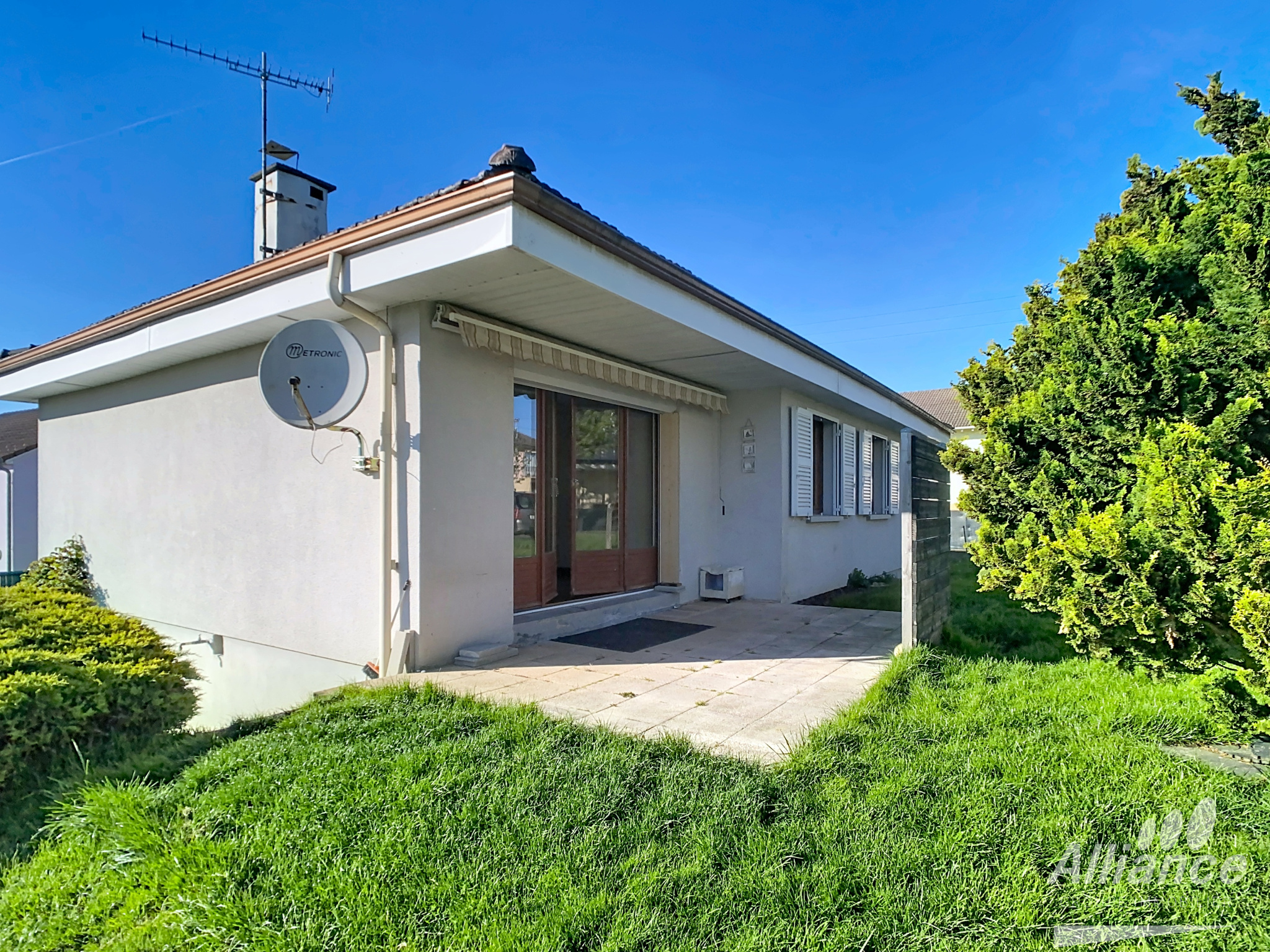 Maison plain-pied total sur sous-sol semi-enterré