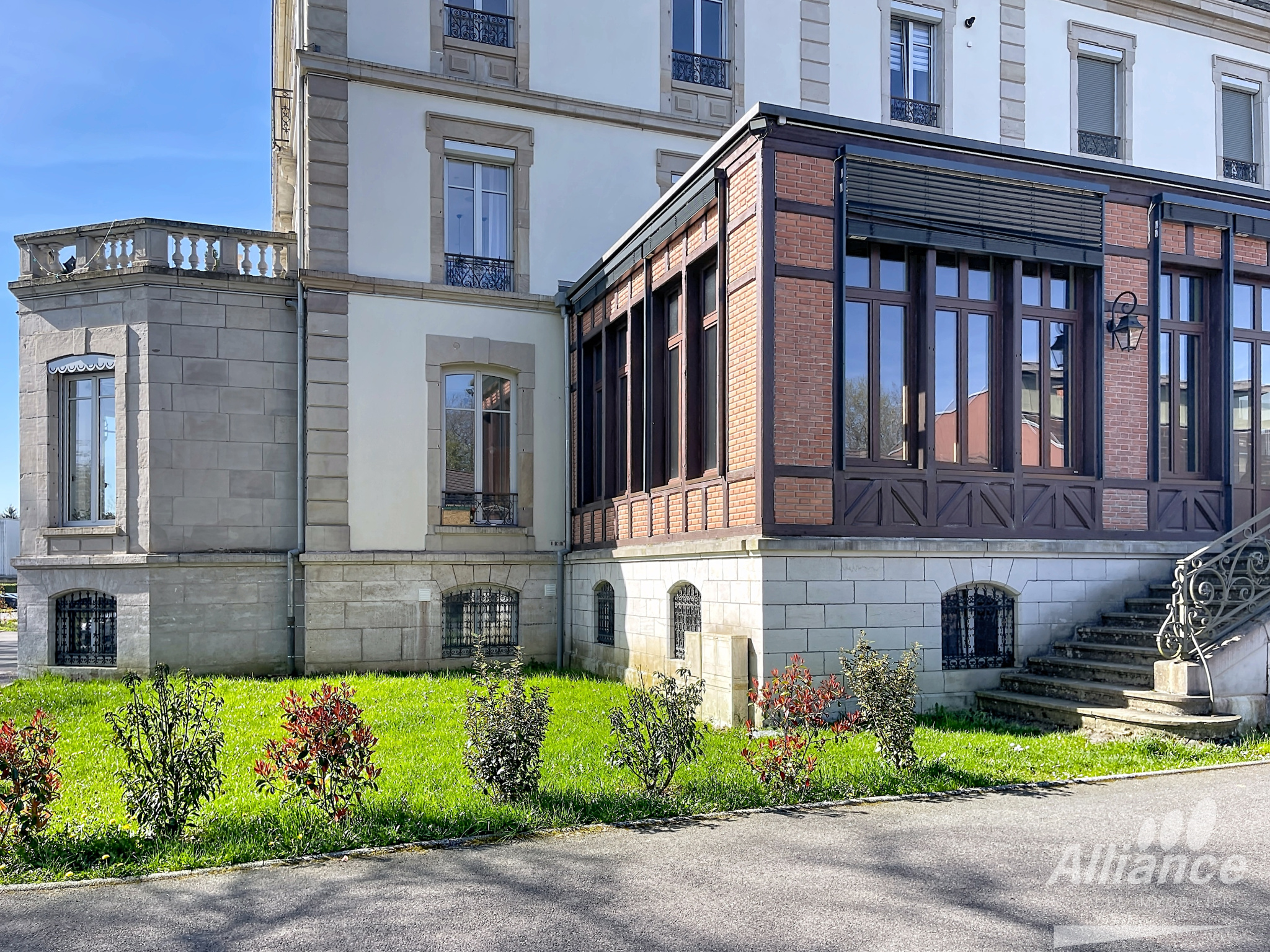 RDC   Bien de prestige en château   220 m2 aux prestations h