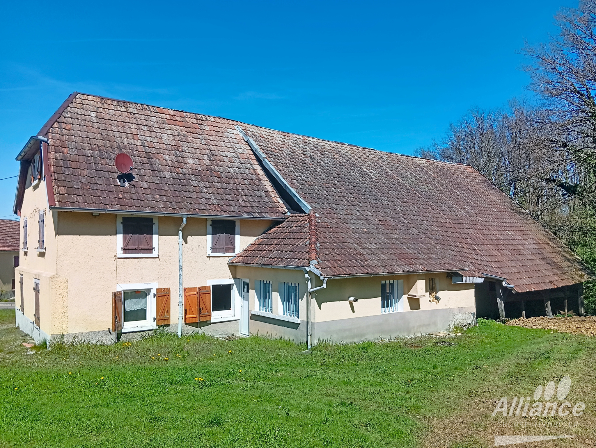Corps de ferme avec grandes dépendances à la campagne