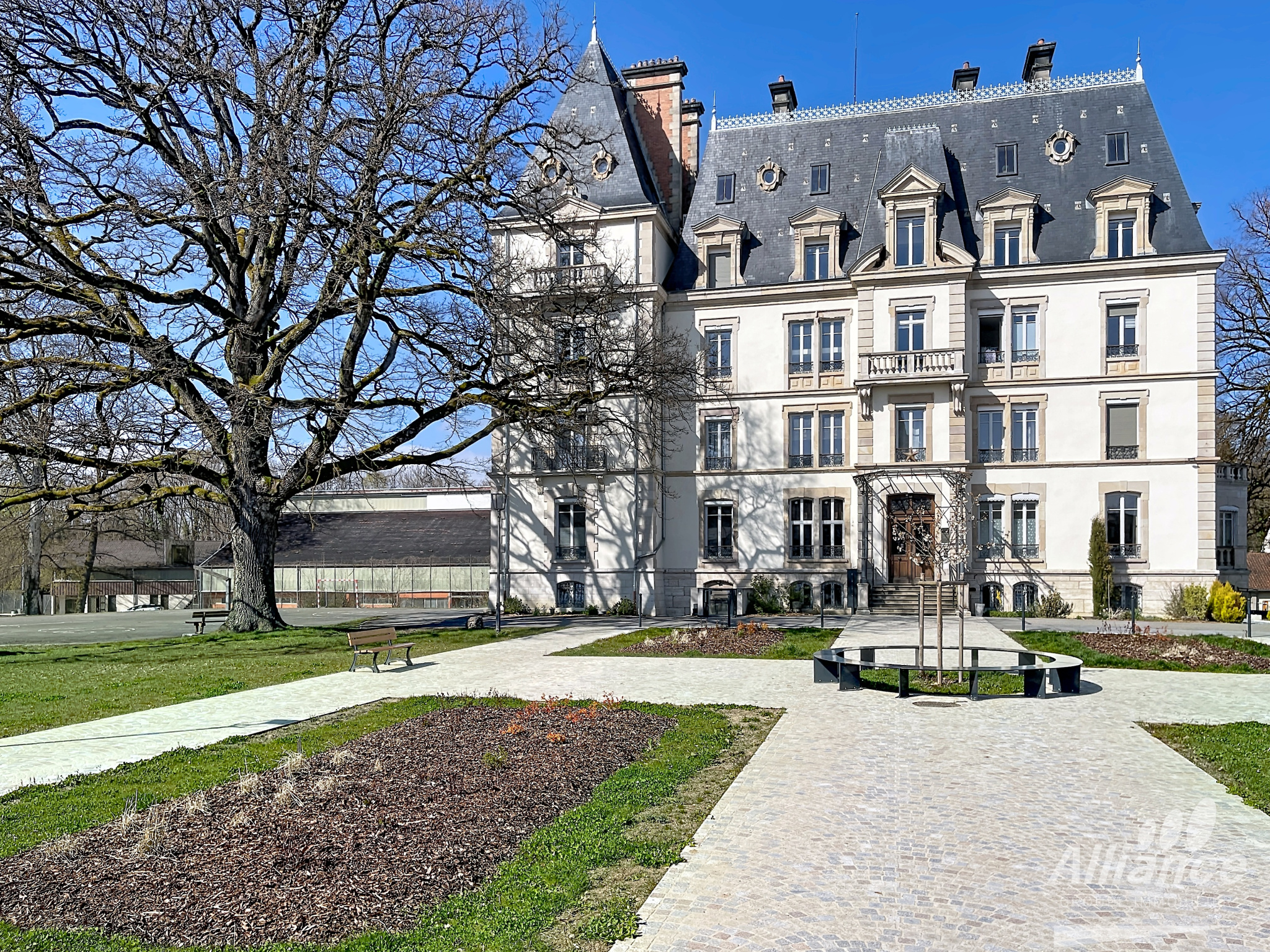 RDC   Bien de prestige en château   220 m2 aux prestations h