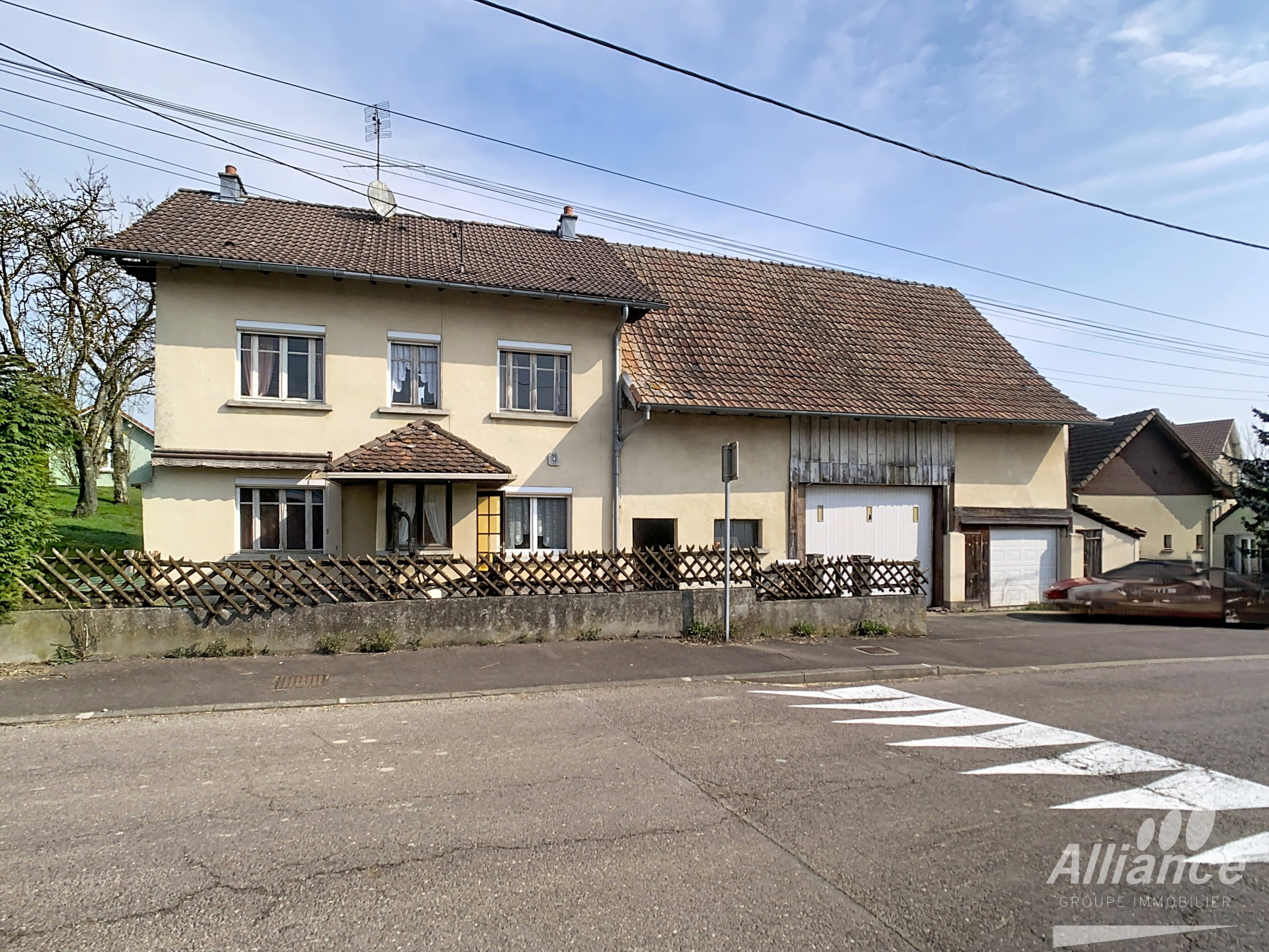 Maison à rénover avec grangerie, écurie, garage sur 7ares en